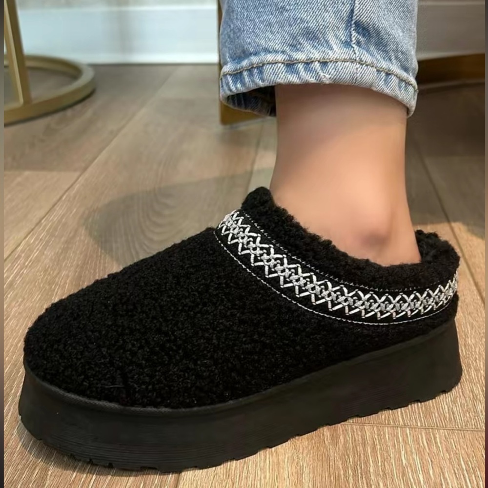 WILD DIVA Embroidered Trim Platform
Sherpa Shoe